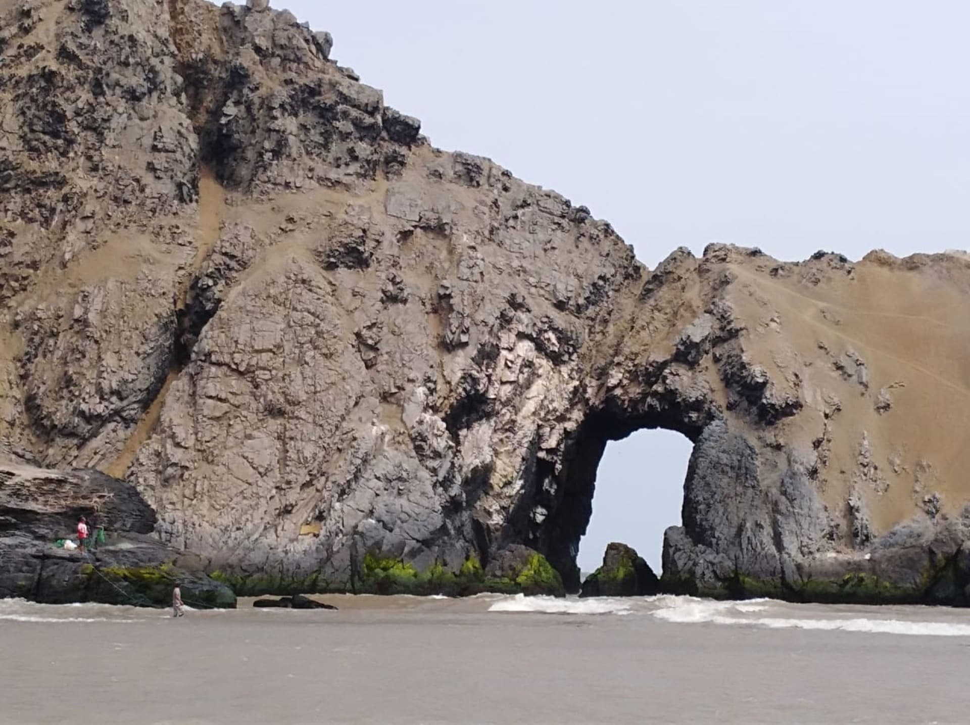 Arco de roca frente al mar
